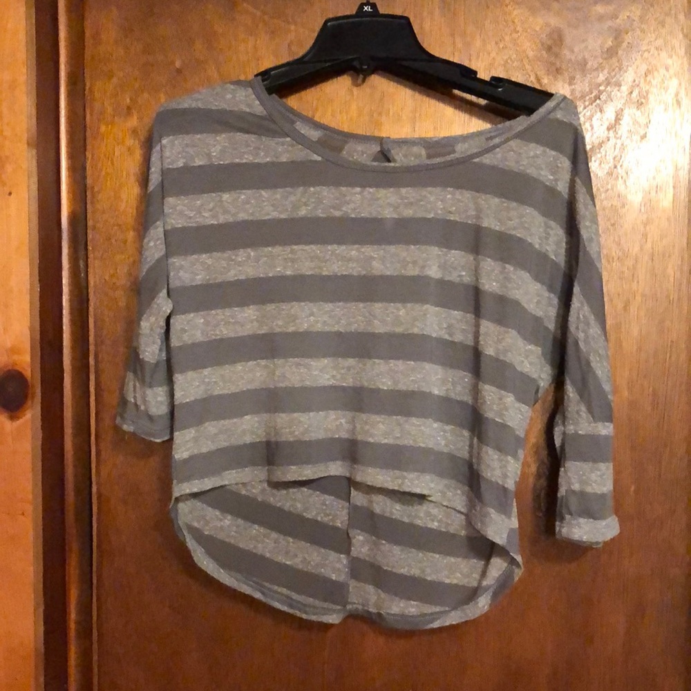 Pretty Young Thing sz medium gray 3/4 sleeve crop top